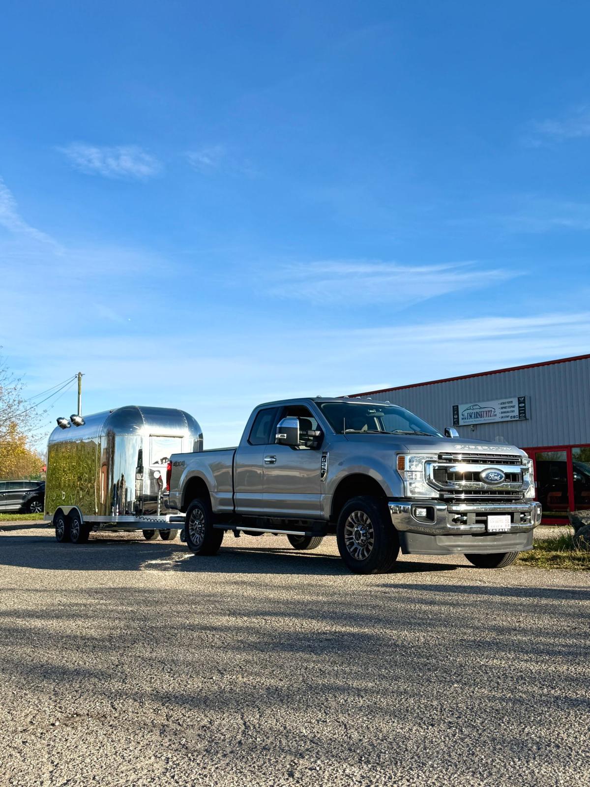 photographie de la voiture présentée